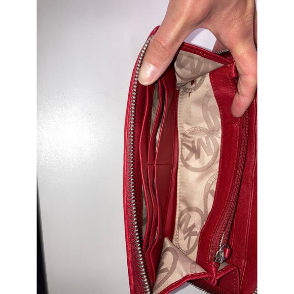 MICHAEL KORS, LARGE RED LEATHER QUILTED ZIP AROUND WALELT - Picture 12 of 16